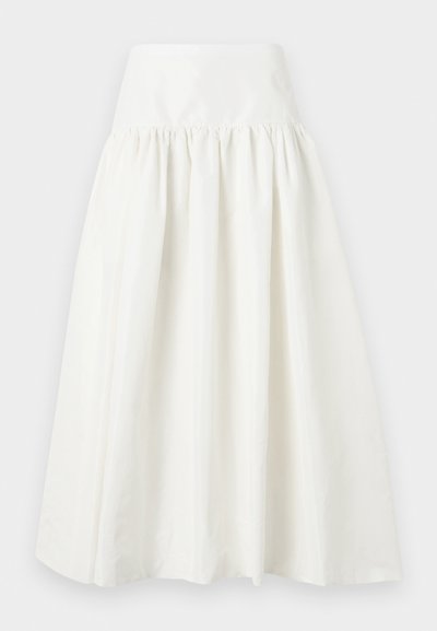 Jupe midi blanche taille haute avec un tissu froncé sous la ceinture et une silhouette évasée et fluide.