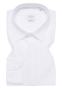 Witte overhemden met subtiele verticale strepen, button-down kraag en een enkele knoopmanchet. Etiket leest "Eterna, Modern Fit."