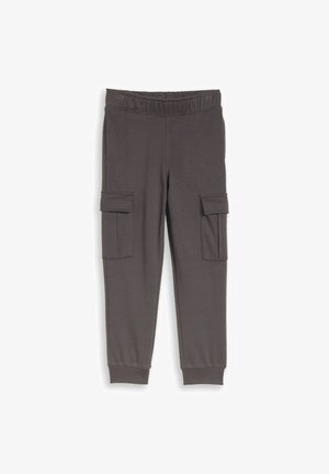 Tmavohnedé cargo nohavice typu jogger s elastickým pásom, bočnými vreckami so záklopkou a rebrovanými manžetami na členkoch.