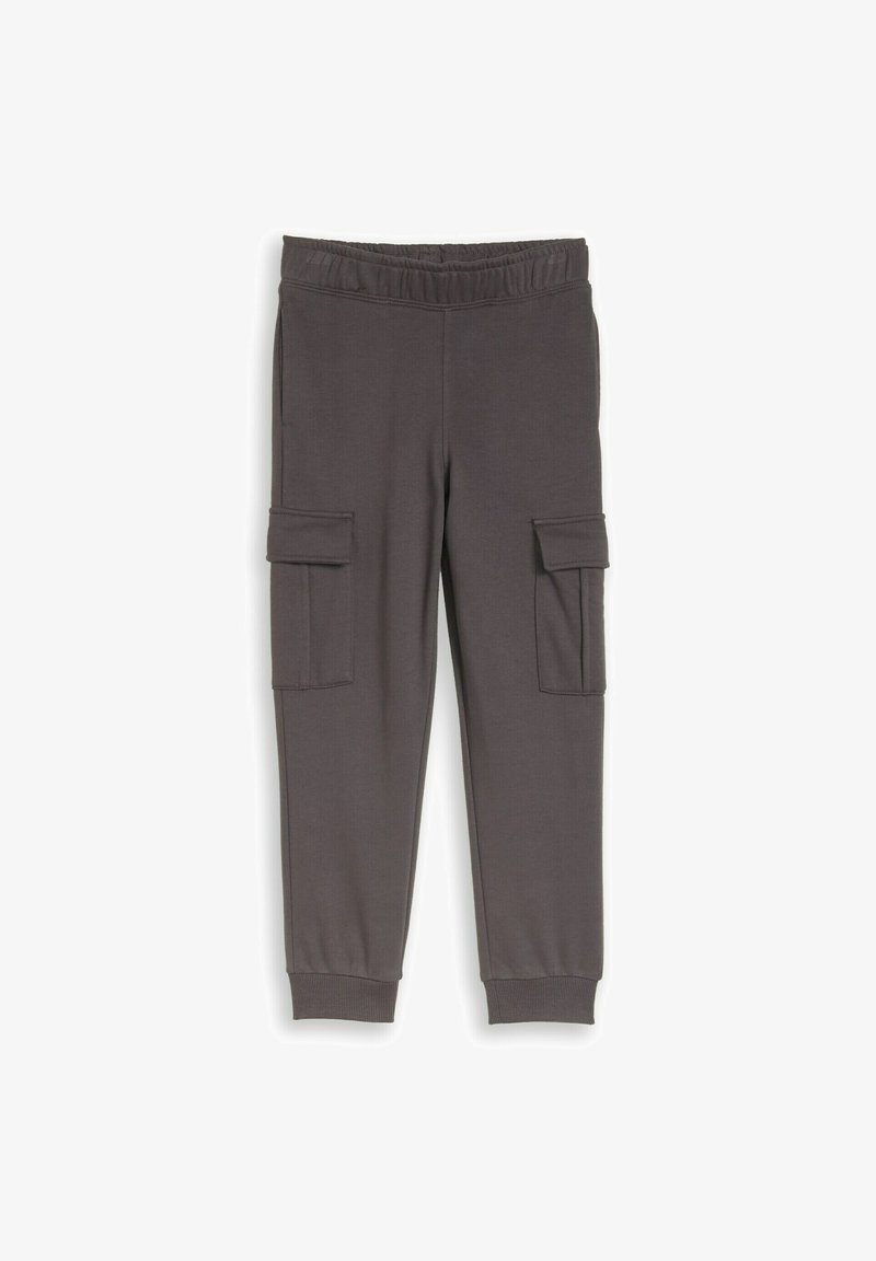 Tmavohnedé cargo nohavice typu jogger s elastickým pásom, bočnými vreckami so záklopkou a rebrovanými manžetami na členkoch.