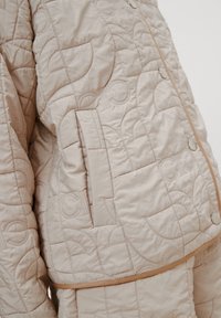 comma casual identity Bomberjacks - sand