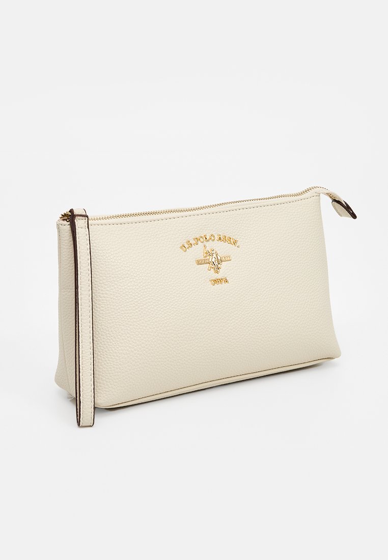Borsa a pochette in pelle crema con finitura testurizzata, dotata di un logo in rilievo dorato sulla parte anteriore e di una chiusura con zip e tracolla.