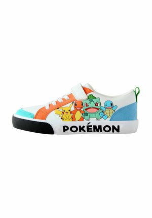 Valkoiset tennarit, joissa on oransseja, sinisiä ja vihreitä yksityiskohtia. Sivussa Pokémon-hahmoja ja musta logo pohjassa. Veltrostrapin suunnittelu.