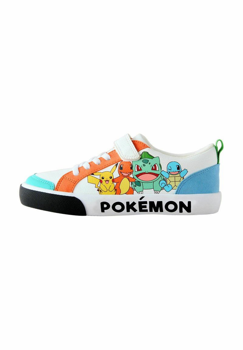 Weiße Sneakers mit orangefarbenen, blauen und grünen Akzenten. Enthält Pokémon-Charaktere an der Seite und ein schwarzes Logo auf der Sohle. Velcro-Riemen-Design.