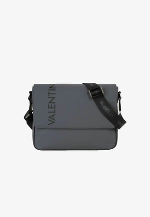 Sac messager gris Valentino avec une sangle noire réglable et un logo noir imprimé verticalement sur le rabat et la sangle.