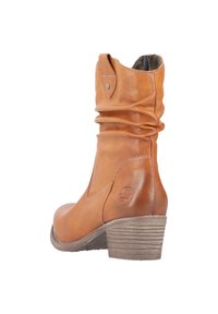 Botín de cuero color marrón claro con un diseño ligeramente caído, superficie texturizada, puntera redonda y un tacón apilado de altura media.