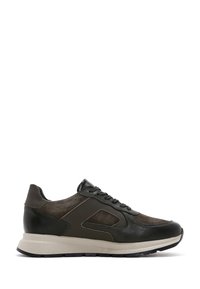 Zapatillas para hombre hechas de cuero y ante verde oscuro con un acabado texturizado, que cuentan con un collar acolchado, cierre con cordones en la parte delantera y una suela ligera.