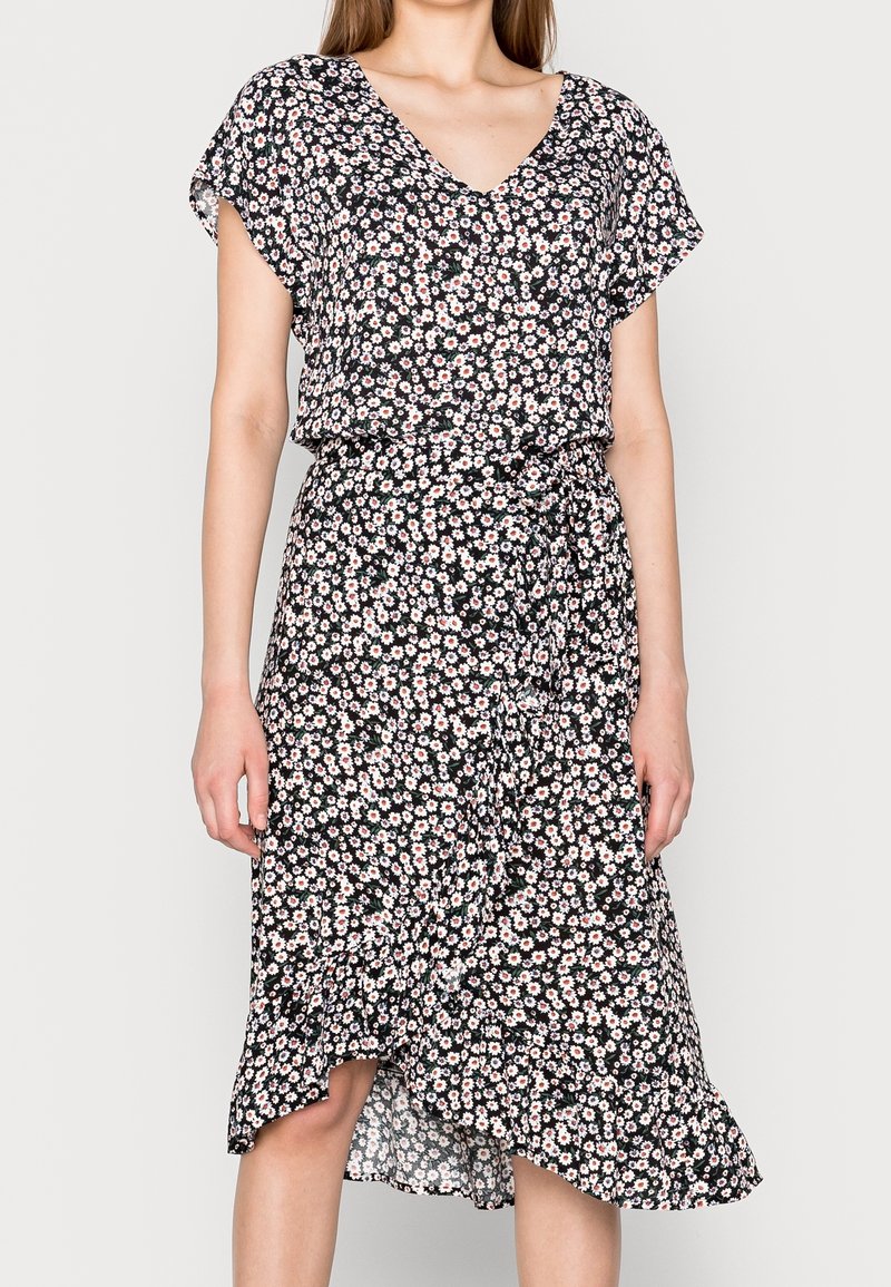 Robe portefeuille noire à motifs floraux avec manches courtes, présentant un décolleté en V, un ourlet à volants et de petits motifs de fleurs roses et blanches répartis sur toute la robe.
