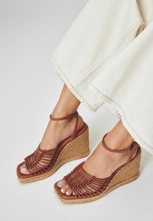 FOREVER COMFORT - Sandalias con plataforma - tan brown