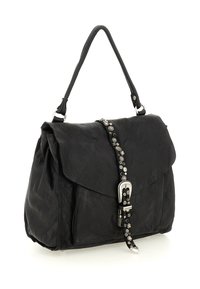 Borsa a mano in pelle nera con manico superiore, patta frontale e dettaglio decorativo con fibbia e tracolla borchiata in argento.