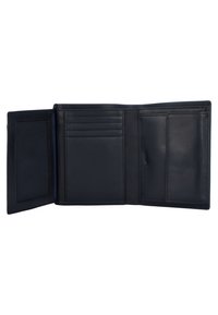 Portafoglio in pelle nera aperto per rivelare più scomparti per carte, una finestra ID trasparente e una tasca dedicata per le banconote, con una texture liscia.