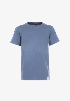 Kortærmet t-shirt i lyseblåt bomuld. Rund hals med en kontrasterende rød inderside. Har et lille logo mærke ved kanten.