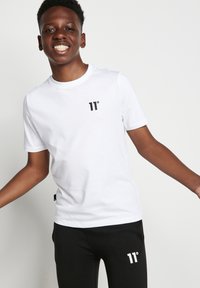 11 DEGREES CORE - Camiseta básica - white