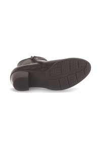Bota negra de cuero hasta el tobillo con una suela de goma texturizada, que presenta una puntera redondeada y un zipper lateral para facilitar su uso.