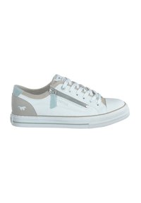 Sneakers in pelle bianca con accenti grigio chiaro e blu, design con lacci, suola in gomma e una zip decorativa sul lato.
