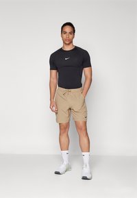 Nike Performance FORM SHORT - Kurze Sporthose - khaki/black