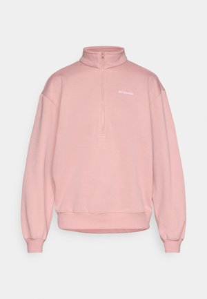 Helles rosa Sweatshirt mit hohem Kragen und Viertelreißverschluss. Verfügt über lange, leicht gepuffte Ärmel und einen gerippten Saum. Columbia-Logo auf der Brust.