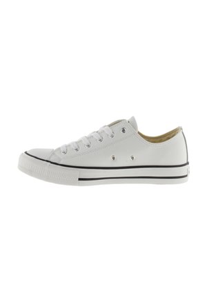 Zapatilla de lona blanca de perfil bajo con cordones blancos, puntera de goma y una franja negra a lo largo de la suela, mostrada de lado sobre un fondo blanco.