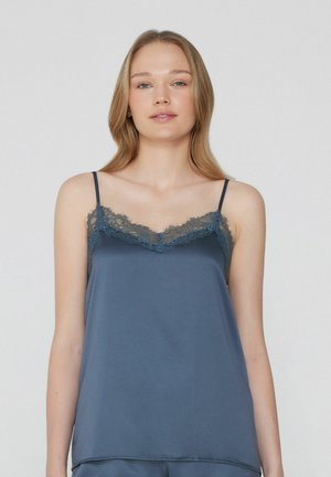 Satin-Camisole in tiefblau mit Spitzenbesatz entlang des Ausschnitts. Verstellbare Spaghettiträger und lockere Passform, weiche Textur.