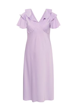 Robe lavande mi-longue avec manches courtes volantées et encolure en V avec un détail de col plié.
