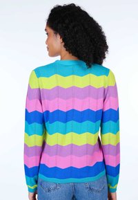 Bunter Strickpullover mit Zickzackmuster in Blau, Grün, Pink und Lila. Verfügt über einen runden Halsausschnitt und eine taillierte Passform.