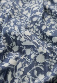 Sininen kangas valkoisella kukkakuviolla. Sujuva pinta, orgaaniset muodot ja monimutkainen yksityiskohtien käyttö koko designissa. Sopii moniin eri käyttötarkoituksiin.