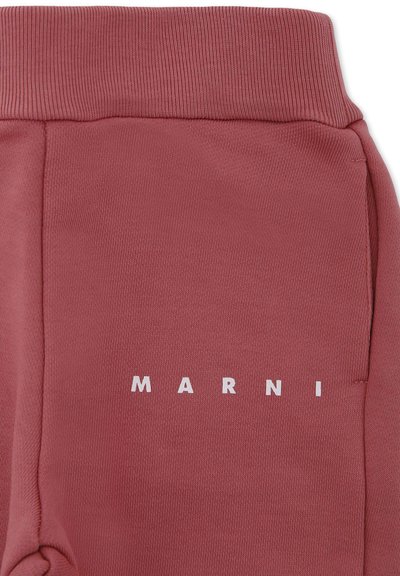 Lichtroze joggingbroek met een ribbelband, waarop de merknaam "MARNI" in het wit is gedrukt. Gladde textuur, casual pasvorm.