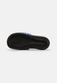 Nike Sportswear VICTORI ONE SLIDE - Strandpapucsok és -szandálok - game royal/black