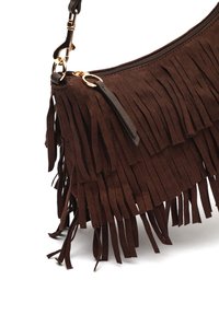 Bolso de ante marrón con detalles de flecos en capas, cremallera y herrajes en tono dorado, y una correa corta con cierre de gancho.