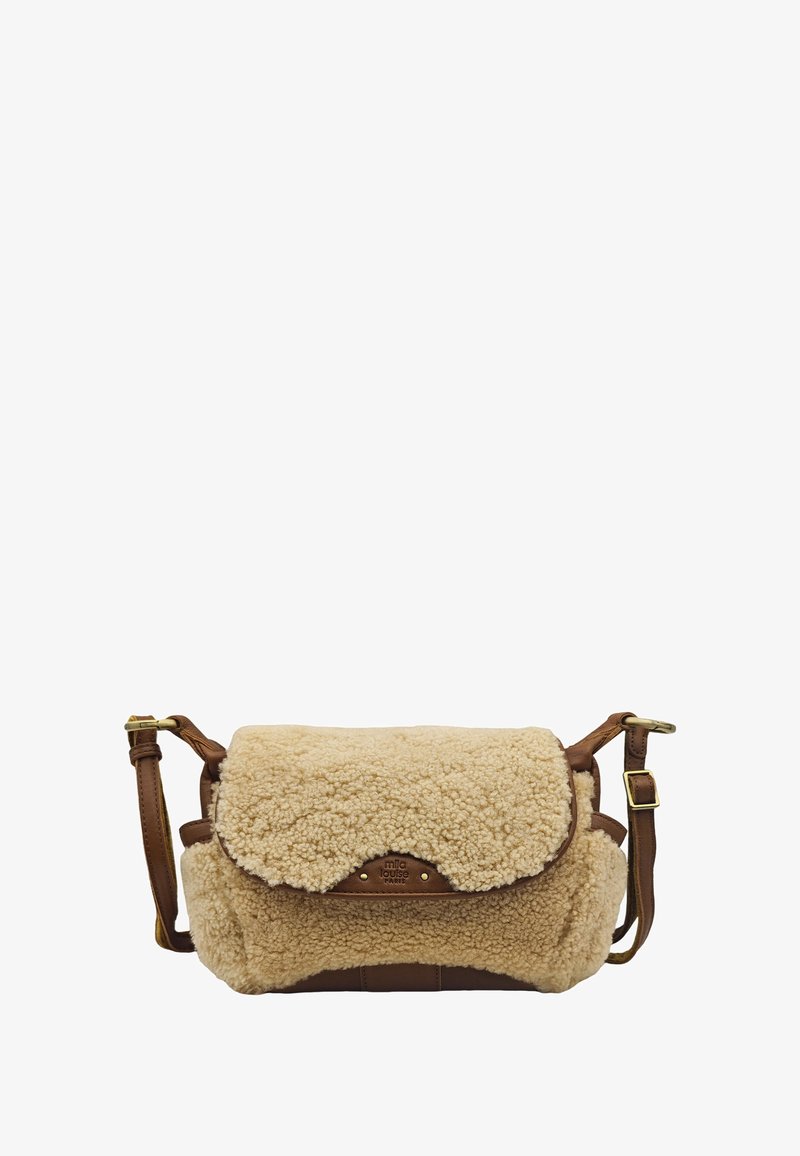 Sac en bandoulière avec un extérieur en fausse fourrure beige, des accents en cuir marron, une fermeture à rabat et une bandoulière réglable. Surface texturée avec un détail de logo.