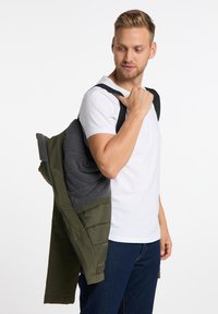 Gepolsterte Jacke in Olivgrün mit grauem Innenfutter. Verfügt über einen Reißverschluss, texturierten Stoff und ein leichtes Design. Wird lässig über der Schulter getragen.