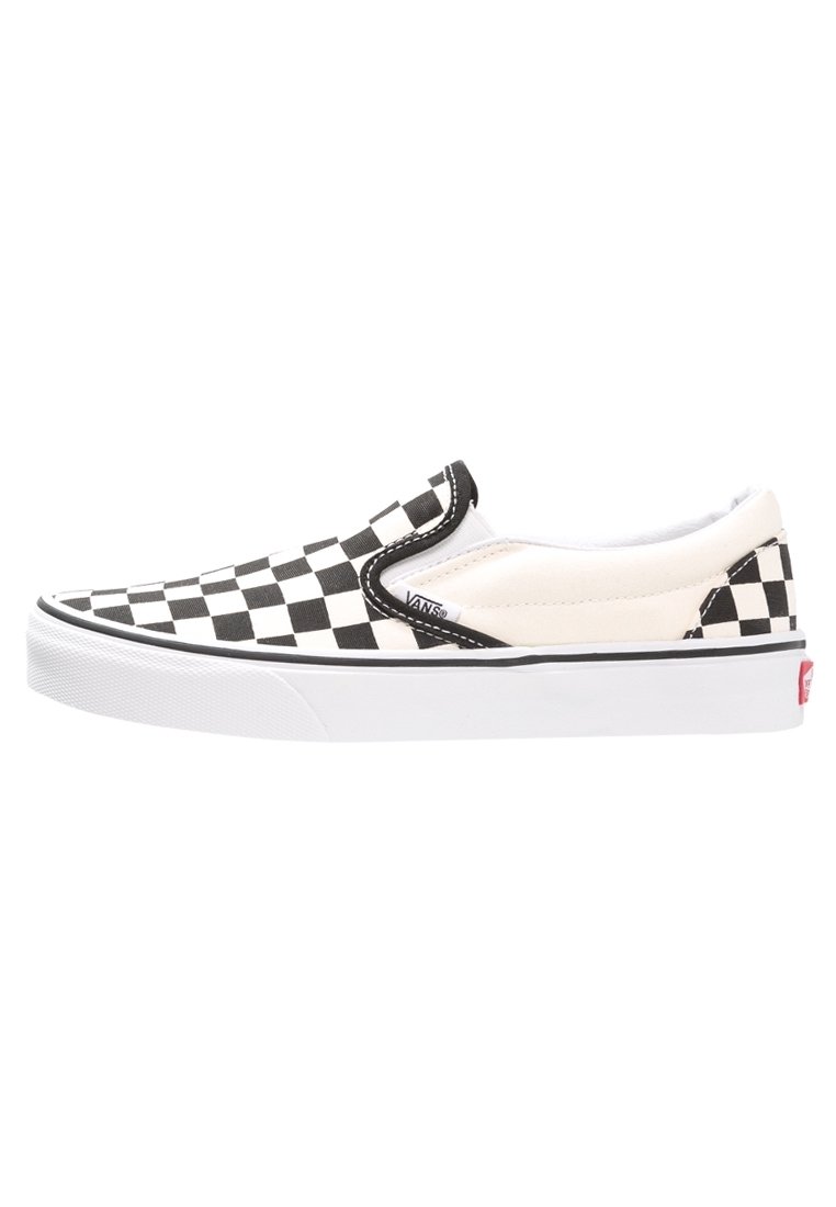 Sneaker slip-on a scacchi in bianco e nero con tomaia in tela, colletto imbottito e suola in gomma bianca. Presenta un'etichetta con il logo Vans sul lato.