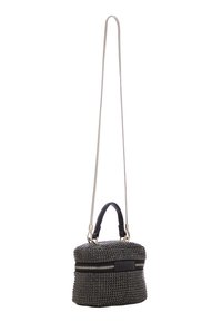 Borsa nera e argentata con un design strutturato, superficie testurizzata, manico superiore e una tracolla a catena removibile; presenta una chiusura a cerniera.