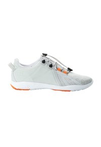 Scarpa sportiva grigia chiaro con tomaia texturizzata, lacci elastici e dettagli arancioni. Suola bianca con leggero motivo antiscivolo. Design leggero.