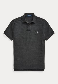 Tumehall lühikeste varrukatega polo särk, millel on kaks nööpi, krae ja väike valge hobuse logo vasakul rinnal.