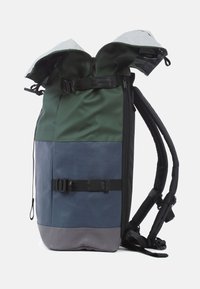 Ryggsäck med rulltoppsdesign, tillverkad av hållbart, strukturerat tyg i grön, marinblå och grå, med justerbara remmar och spännen.