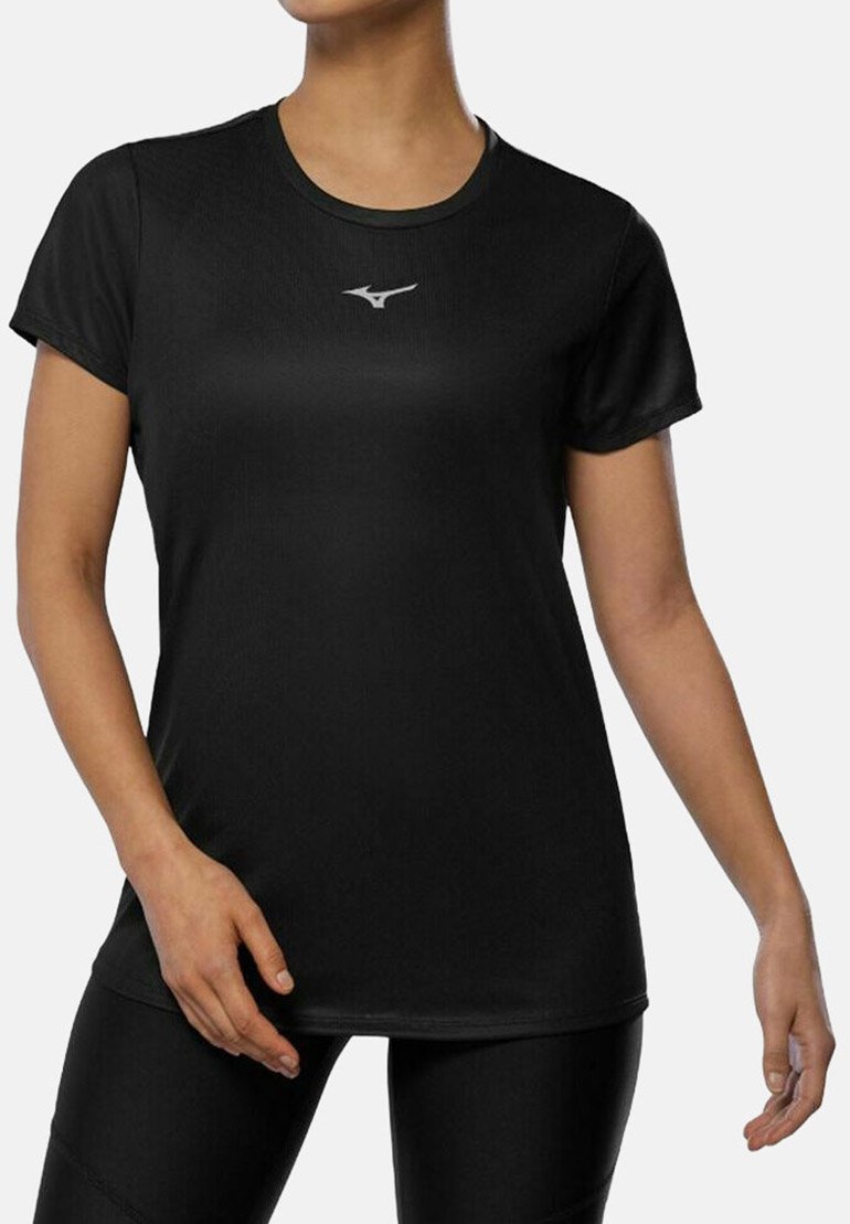Camiseta atlética negra hecha de tejido que absorbe la humedad, con mangas cortas, cuello redondo y un logotipo reflectante en el pecho.