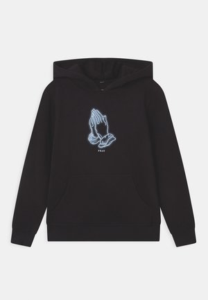 Sweat à capuche noir en mélange de coton, avec un graphisme de mains en position de prière entourées d'un contour bleu clair et le mot "PRAY" en dessous.