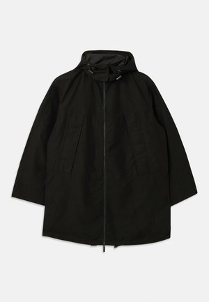 Μαύρο ελαφρύ μπουφάν με κλείσιμο με φερμουάρ, κουκούλα με κορδόνια, και φαρδιά, χαλαρή εφαρμογή. Διαθέτει πιέτες στο μπροστινό μέρος και λείο υφασμά.