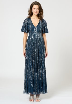 Abito blu navy con scollatura a V profonda, maniche a palloncino e dettagli intricati in paillettes. Lungo fino al pavimento con una gonna fluida e una leggera texture.