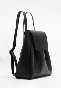 Zaino in pelle nera con un design strutturato, copertura frontale, texture liscia, due spallacci regolabili e dettagli di cucitura sottili.