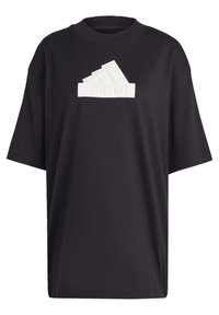 Camiseta negra de gran tamaño hecha de una mezcla de algodón, con un logo de Adidas en relieve en blanco en la parte delantera, cuello redondo y mangas cortas.