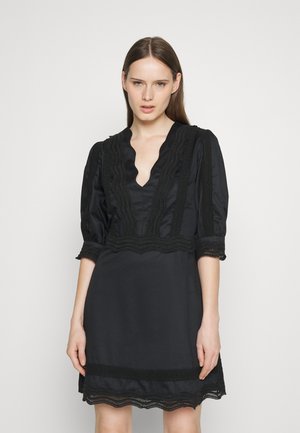 Rochie neagră cu mâneci bufante, decolteu adânc în V și dantelă decorativă. Material neted cu tiv ondulat și detalii de broderie intricate.