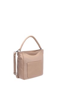 Beige leren handtas met een bovenhandvat, een voorkantvak en een verstelbare schouderband op een witte achtergrond.