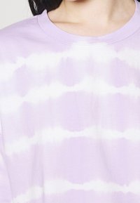 Laventeli puuvilla t-paita, jossa on sitruunakuosinen väritys, jossa on valkeat vaakaraitat ja pyöreä kaula-aukko. Pehmeä rakenne.