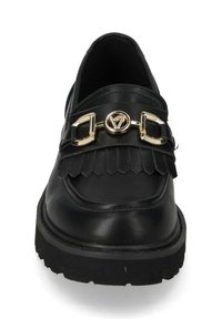Mocassini in pelle nera con dettagli a frange, dotati di una fibbia in tonalità oro e accento con logo. Suola in gomma spessa per una maggiore durata.