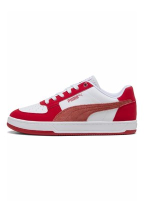 Biało-czerwony sneaker Puma z brązowym zamszowym paskiem, białymi sznurowadłami i gumową podeszwą, pokazany z prawej strony na białym tle.