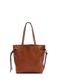 Borsa a tracolla in pelle marrone con accenti borchiati sui lati, due manici robusti e una texture liscia. Presenta un design morbido e strutturato.