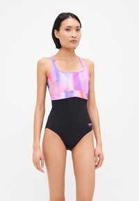 Eén-stuk zwemkostuum met een roze en paarse gradient bovenkant en een zwarte onderkant. Heeft brede bandjes en het Speedo-logo aan de zijkant. Soepele textuur.