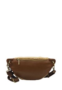 Sac en cuir marron porté en bandoulière avec un dessus en fourrure crémeux. Présente une poche zippée à l'avant et une sangle ajustable marron avec des accessoires en métal.